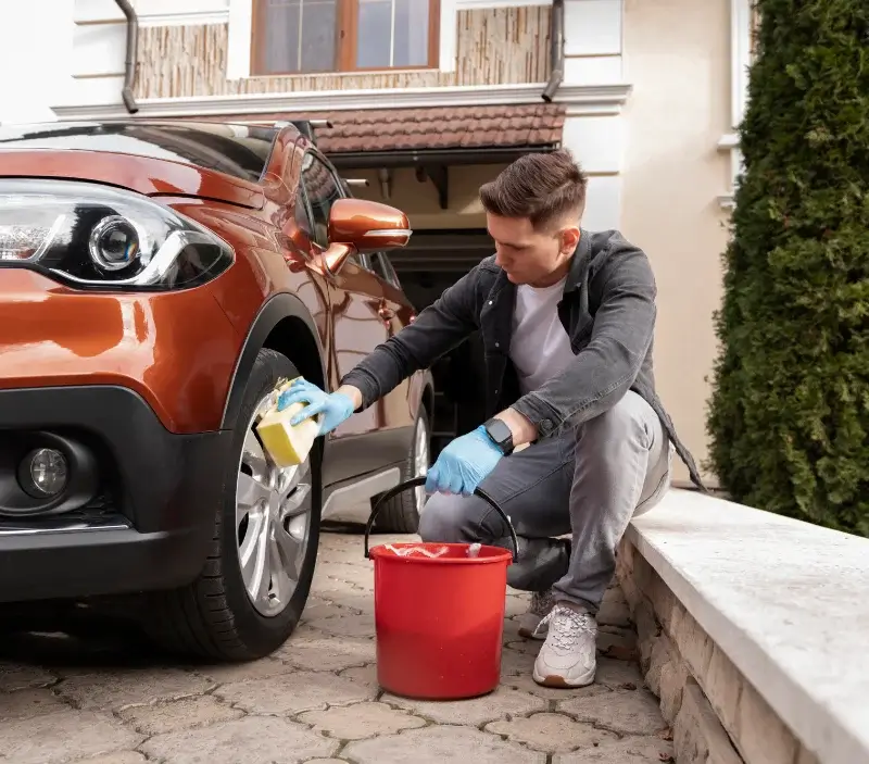 Lavage auto à domicile Saint-Ambreuil : professionnel intervenant sur un véhicule
